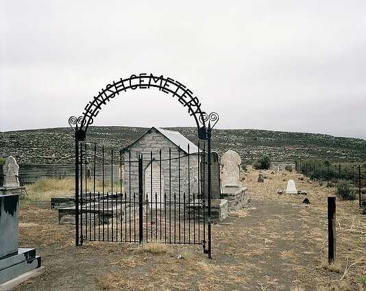 Davidas Goldblattas, „Įėjimas į žydų kapines, Suterlendas, Vakarų Keipo provincija“ (2007)