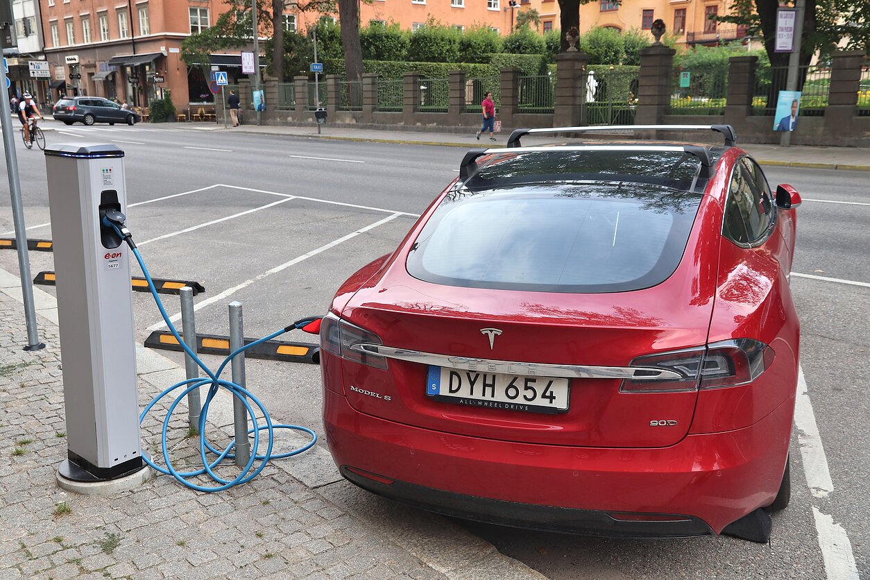 „Tesla“ elektromobilis Švedijoje „Tesla“ elektromobilis Švedijoje