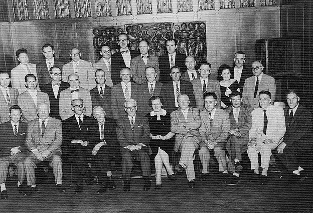 Vyriausiojo Lietuvos išlaisvinimo komiteto suvažiavimas. Pirmoje eilėje ketvirtas iš kairės – Steponas Kairys. Niujorkas, 1956 m. Vyriausiojo Lietuvos išlaisvinimo komiteto suvažiavimas. Pirmoje eilėje ketvirtas iš kairės – Steponas Kairys. Niujorkas, 1956 m.