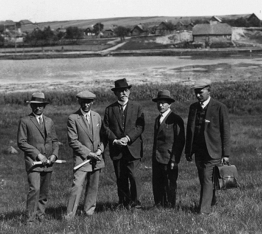 Projektuojant vandentiekį Šiauliuose. Iš kairės – Šiaulių miesto burmistras Jackus Sondeckis ir Steponas Kairys. Šiauliai, 1929 m. Projektuojant vandentiekį Šiauliuose. Iš kairės – Šiaulių miesto burmistras Jackus Sondeckis ir Steponas Kairys. Šiauliai, 1929 m.