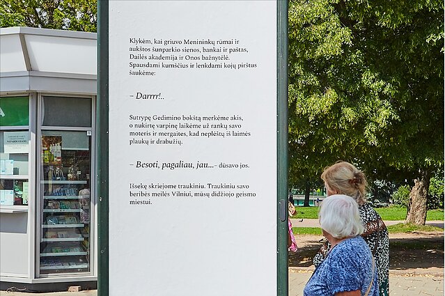„Labas rytas, Lietuva“ I dalis. Projektas „Vilniaus kontekstai“: vietoje margų pranešimų – poezija baltame fone. Dingus reklamoms žmonės sužiuro į stendus