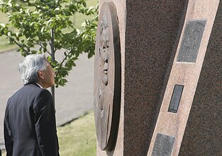 Japonijos imperatorius Akihito prie Chiunei Sugiharai skirto memorialo Vilniuje