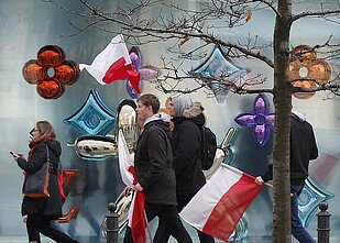 People carrying Polish flags (associative image)