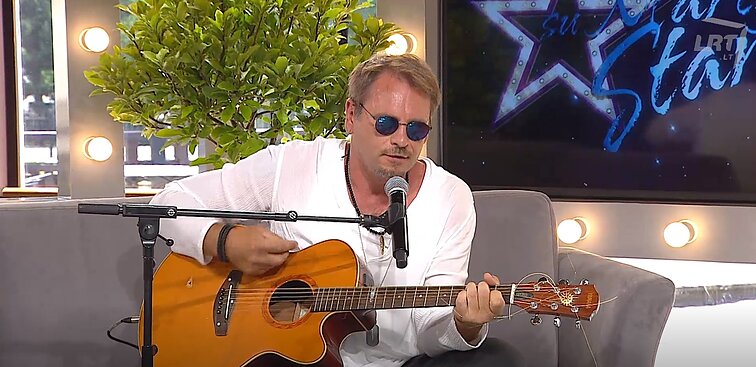 Muzikinis pokalbių šou „Vakarėja“ su Martynu Starkumi. Marijonas Mikutavičius: koncertas yra emociškai didelis reiškinys, kurio metu aš žvėriškai laimingas