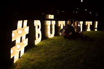 Akimirka iš 2018-ųjų diskusijų festivalio „Būtent!“. Akimirka iš 2018-ųjų diskusijų festivalio „Būtent!“.