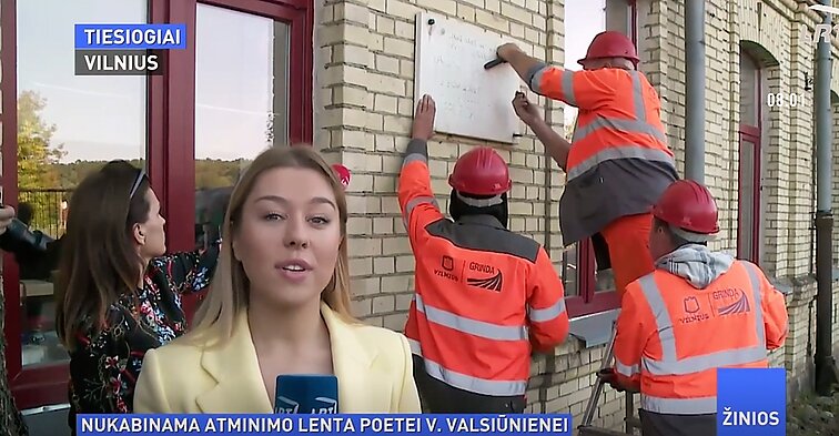 Vilniuje nukabinama atminimo lenta sovietų saugumui dirbusiai poetei Valerijai Valsiūnienei