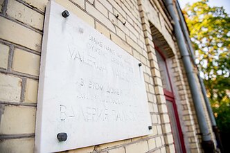 Nukabinta sovietų užverbuotos poetės Valerijos Valsiūnienės atminimo lenta