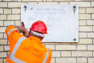 Nukabinta sovietų užverbuotos poetės Valerijos Valsiūnienės atminimo lenta