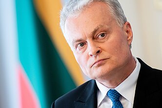 Saulius Skvernelis teikia Gitanui Nausėdai ministrų sąrašą Saulius Skvernelis teikia Gitanui Nausėdai ministrų sąrašą
