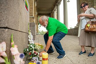 Gėlės ir žvakės vietoje, kur kabėjo Jono Noreikos atminimo lenta Gėlės ir žvakės vietoje, kur kabėjo Jono Noreikos atminimo lenta