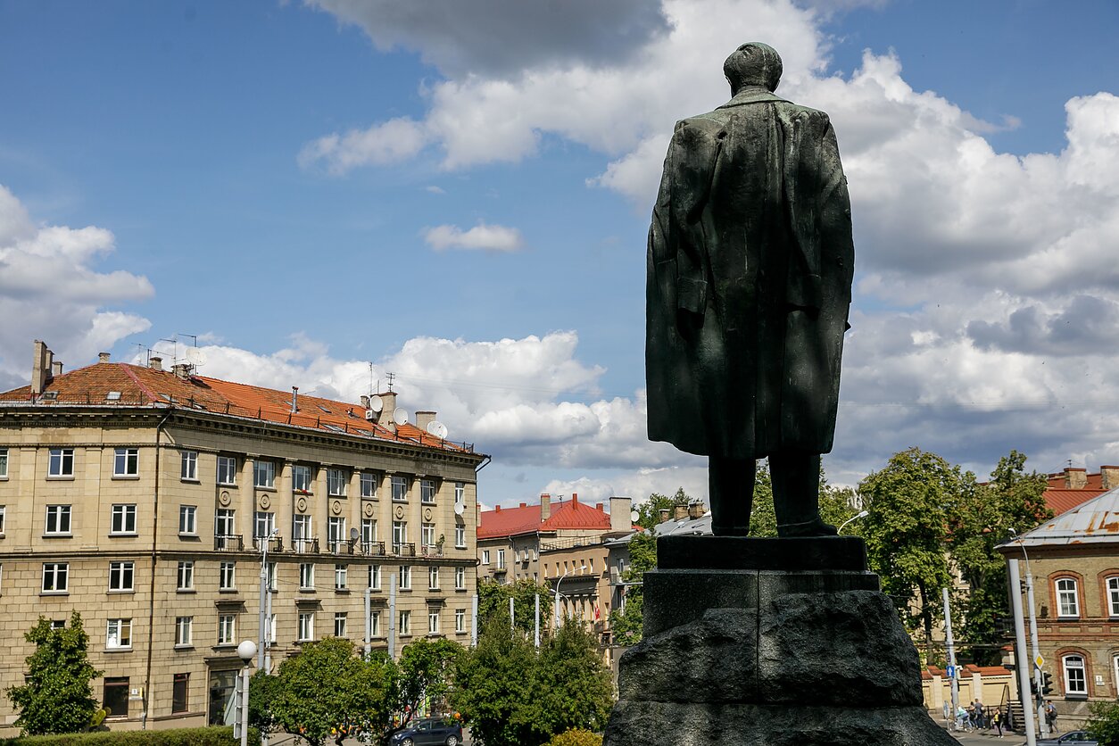 Petro Cvirkos paminklas