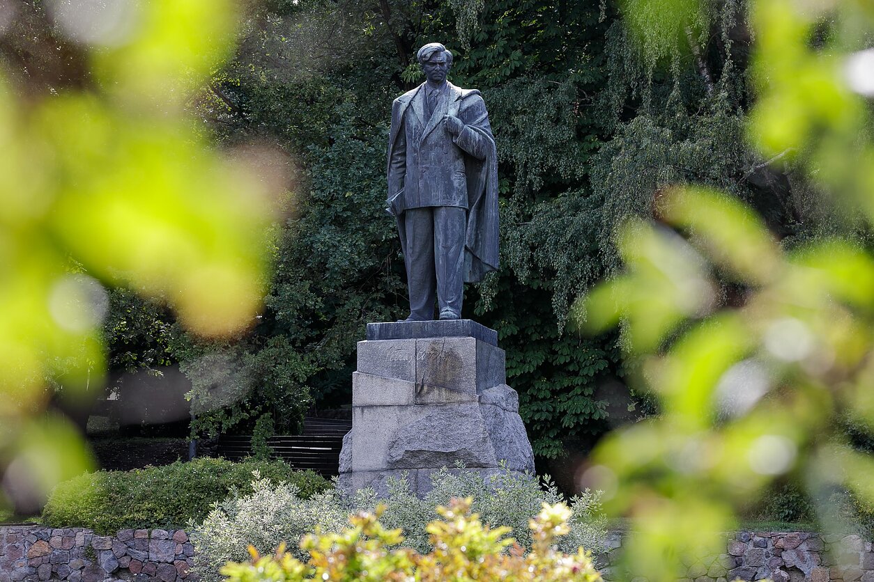 Petro Cvirkos paminklas