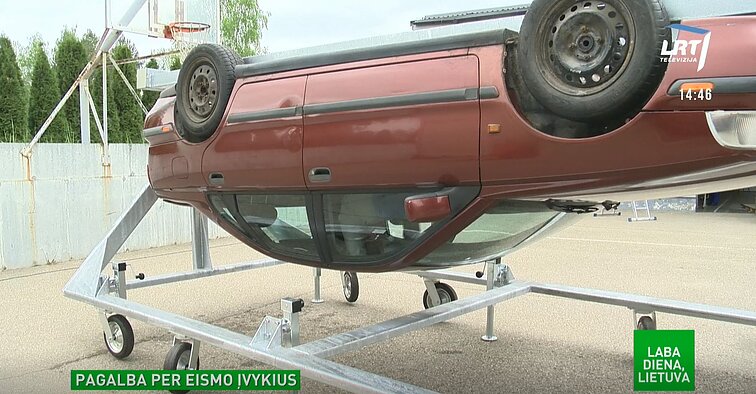 Autoįvykiai po padidinamuoju stiklu: kaip išlipti iš apvirtusio automobilio ir padėti nukentėjusiajam?