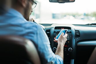Naudojimasis telefonu vairuojant Naudojimasis telefonu vairuojant