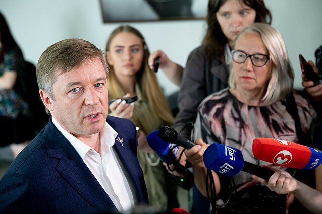 Dienos tema. Kokius manevrus atlieka Ramūnas Karbauskis? (su vertimu į gestų k.)