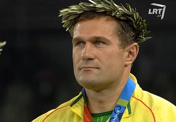Ištrauka iš dok. filmo „Sveiki, sugrįžę namo!“ Virgilijus Alekna drebina Atėnų olimpinį stadioną