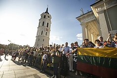 Dešimttūkstantinė minia Vilniuje susikibo rankomis, atkartodama Baltijos kelią