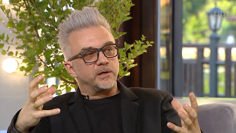 Muzikinis pokalbių šou „Vakarėja“ su Martynu Starkumi. Koks filmas visada pravirkdo Andrių Mamontovą?