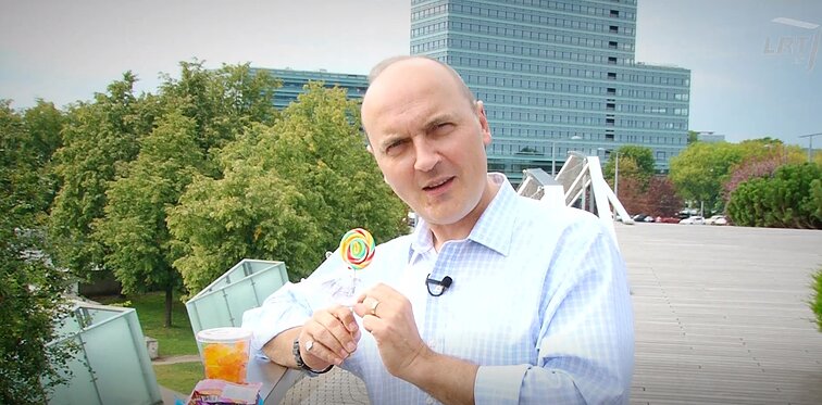 Vartotojų kontrolė. Vaikų hiperaktyvumą skatinantys saldainiai. Nenusibostanti dovana – gėlės