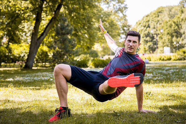 Nugara ir keliai padėkos: Alano Dzeranovo pratimai, padėsiantys atsikratyti dažnai kamuojamo skausmo