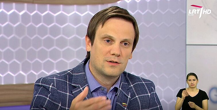 Dienos tema. Tomas Tomilinas sako, kad politikų pažadų reikia ir jų bus, o ar situacija keisis ir iš tikrųjų didės vaiko pinigai – neaišku (su vertimu į gestų k.)