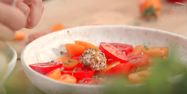 Jogurtiniai sūrio „Labneh“ rutuliukai – ypatingų salotų gardėsis