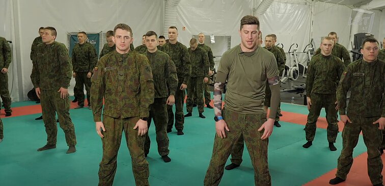 Į sveikatą! Iššūkis: ar sugebėsite atlikti Lietuvos karininkams skiriamus pratimus ir ištverti jų atliekamą mankštą?