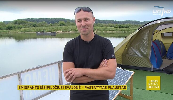 Iš Jungtinės Karalystės kiekvieną vasarą į gimtinę grįžtantis lietuvis įgyvendino seną svajonę: dviejų aukštų plaustą pastatė savo rankomis