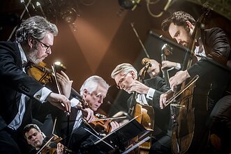Džeraldas Bidva (kairėje) ir Lietuvos kamerinis orkestras Džeraldas Bidva (kairėje) ir Lietuvos kamerinis orkestras