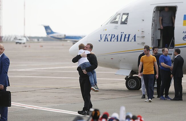 Ukrainian political prisoners and the 24 sailors arrived on Saturday