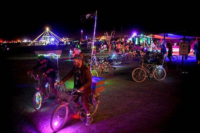Jurgis Didžiulis ir Erica Jennings renginyje „Burning Man“ Jurgis Didžiulis ir Erica Jennings renginyje „Burning Man“