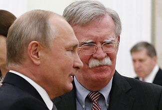 Vladimiras Putinas ir Johnas Boltonas