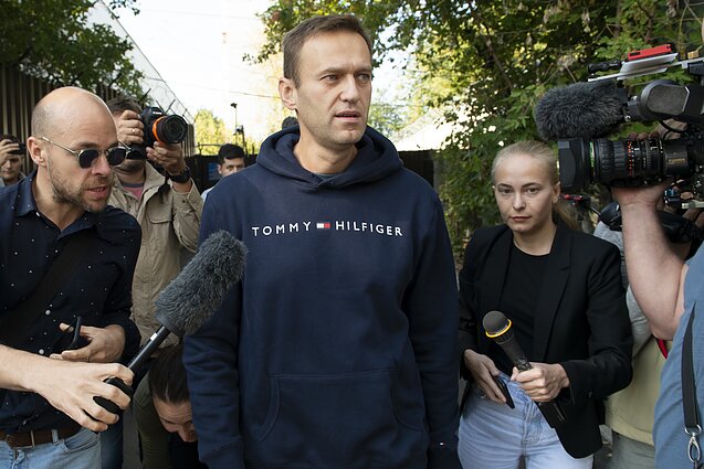 Žinios. Komos ištiktas Navalnas pergabentas į Vokietiją