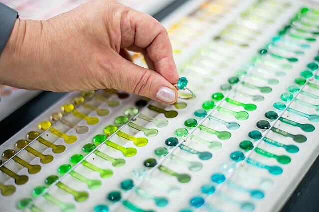 Žėrintys brangakmeniai ar akis dumiantys nuspalvinti metalai – kaip atskirti tikrą papuošalą nuo laboratorijose „užaugintos“ kopijos?