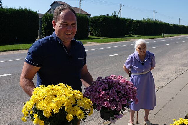 „Gyvenimo spalvos“. Vytautą Lukočių įtraukė ne tik bitininkystė, bet ir savanorystė: tvarkė senolės butą, jos artimųjų kapus