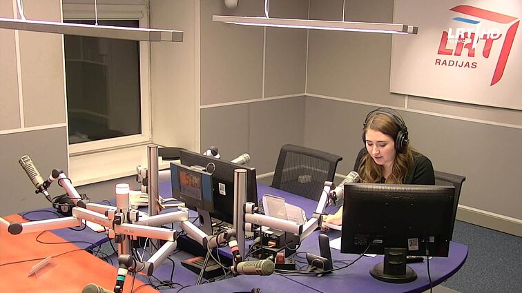 LRT RADIJO žinios. Kanados premjeras Justinas Trudeau viešai atsiprašė dėl savo poelgio 2001 metais, kai teminiame vakarėlyje nusidažė veidą juodai
