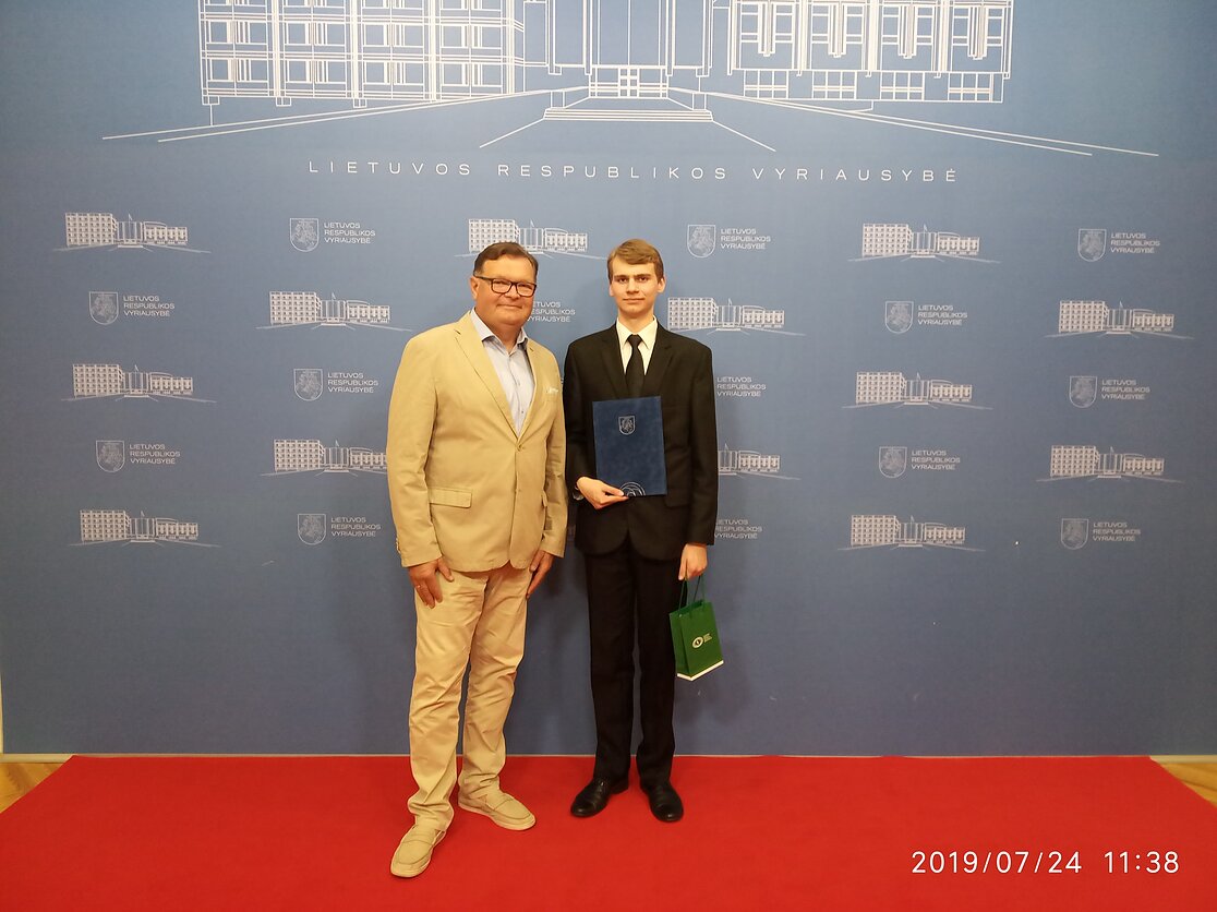 LSMU gimnazijos archyvo nuotr., LSMU gimnazijos absolventas Karolis Orlauskas su gimnazijos direktoriumi Arūnu Bučniu
