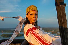 Aukštaitijos krašto kostiumu pasipuošusi Deimantė Kazėnaitė