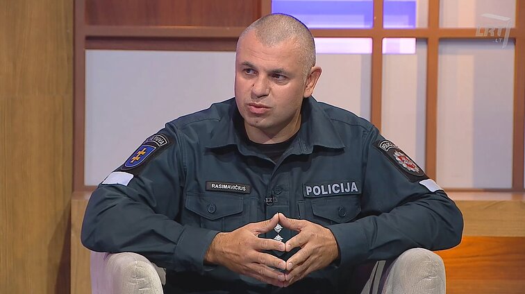 Aukštos įtampos laidus užkliudžiusius žvejus nutrenkė elektra: vyrus išgelbėjo šalia žvejojęs policijos tyrėjas
