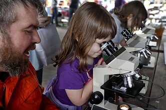 Vaikai žiūri į bakterijas