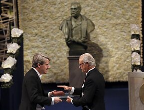 Teikiama Nobelio premija