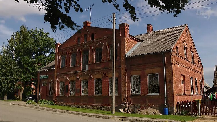 Lygumai: raudonų plytų pastatų istorijos.