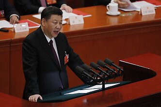 Xi Jinpingas skaito pranešimą XIX-ame Komunistų partijos Nacionaliniame kongrese