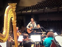 Grupės „Skylė“ ir LVSO repeticijos akimirka 