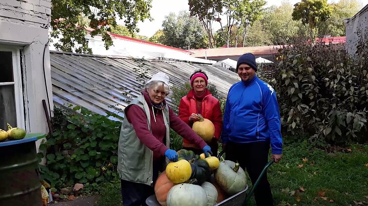 Pradėk nuo savęs. Miestiečiai išsiilgo gamtos ir žemės: sostinės gyventojai džiaugiasi miesto daržu