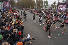 Eliudas Kipchoge bando įveikti 2 val. maratoną