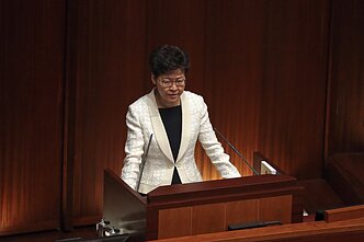 Honkongo įstatymų leidėjai pertraukė Carrie Lam kalbą parlamente Honkongo įstatymų leidėjai pertraukė Carrie Lam kalbą parlamente