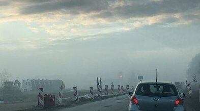 Kenksmingi dūmai leidžiasi ant žemės