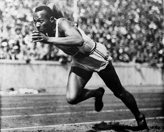 Jesse Owensas varžosi 1936 m. olimpinėse žaidynėse Jesse Owensas varžosi 1936 m. olimpinėse žaidynėse