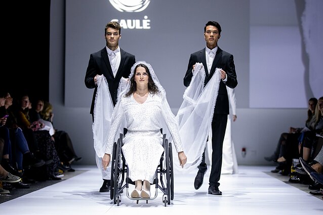 Saulės Budaitės-Petrašiūnienės kurta suknelė nuotakai neįgaliojo vežimėlyje